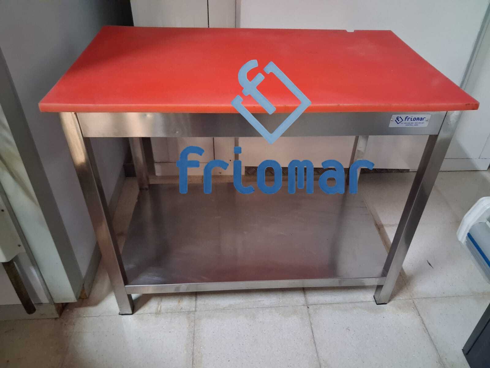 MESA CENTRAL CON FIBRA ROJA