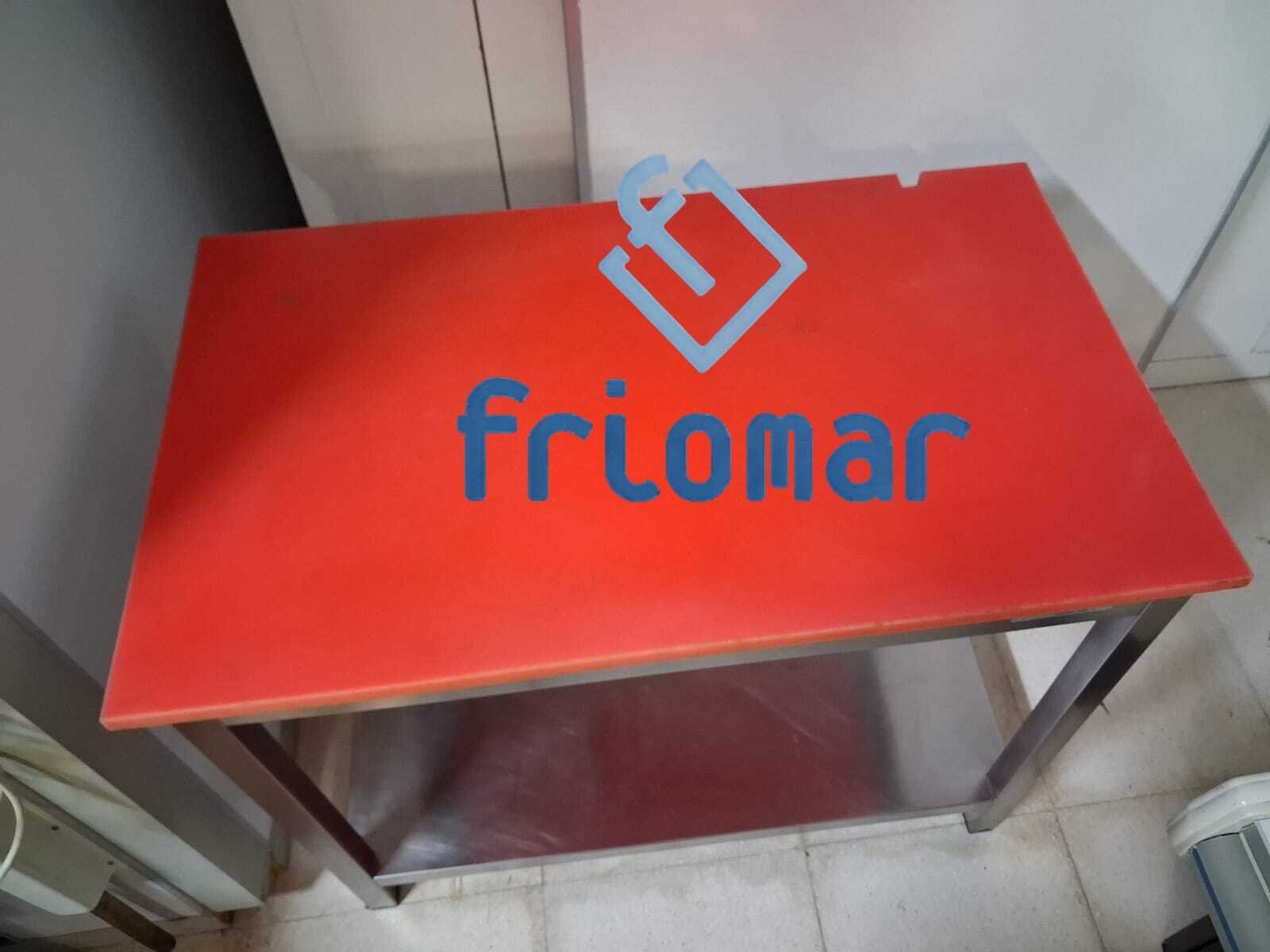 MESA CENTRAL CON FIBRA ROJA
