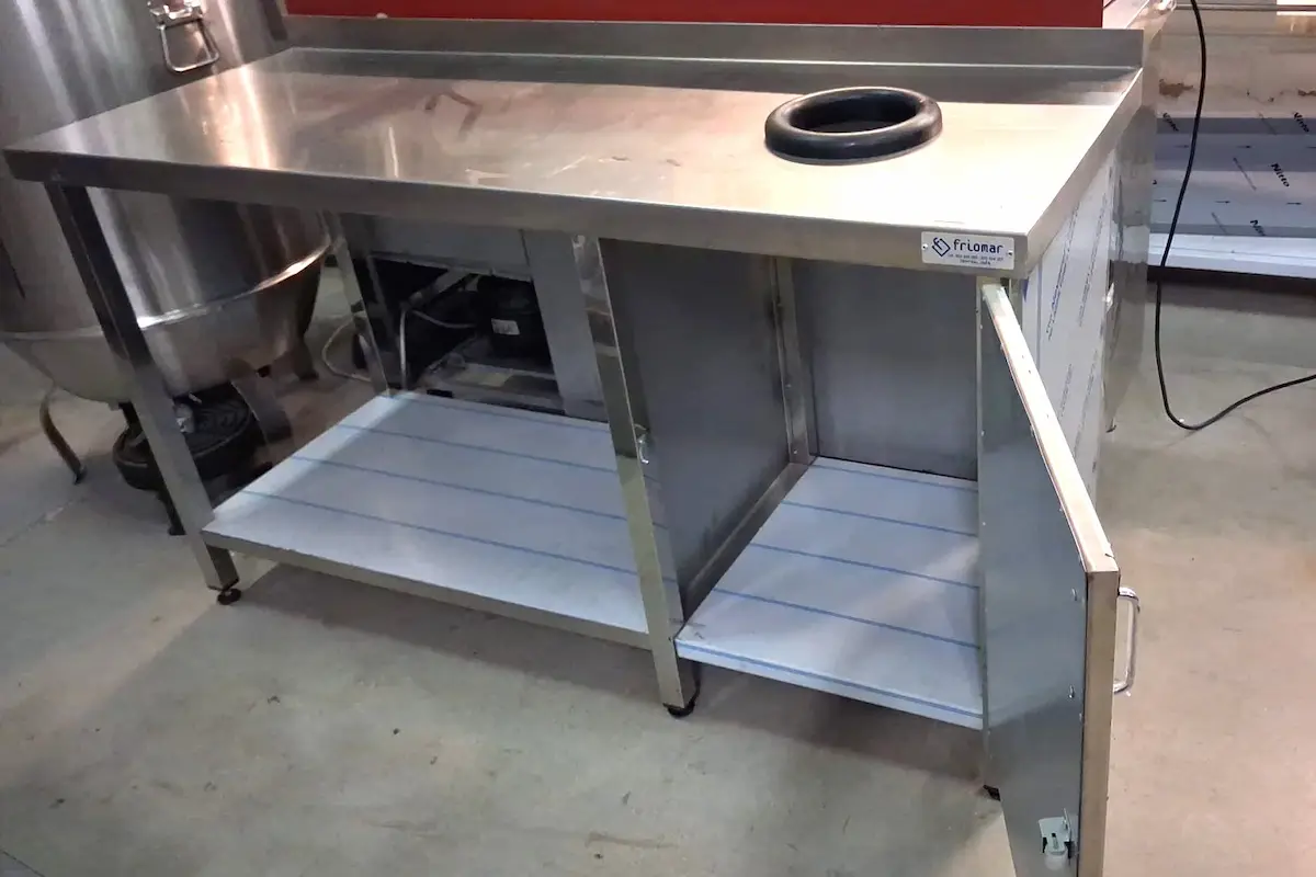 mesa con desbrazado y puerta